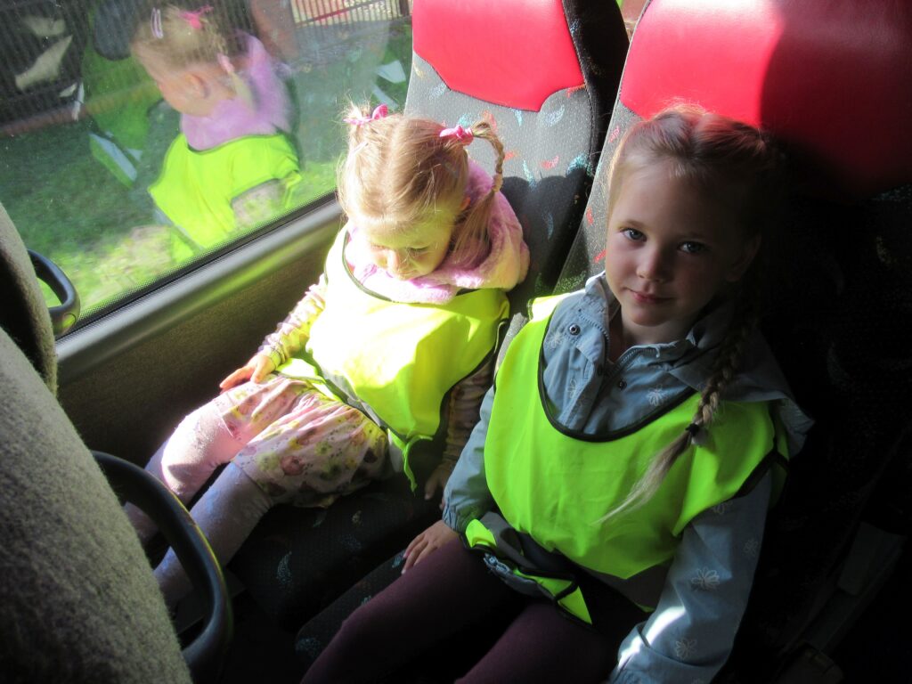 dzieci w autobusie