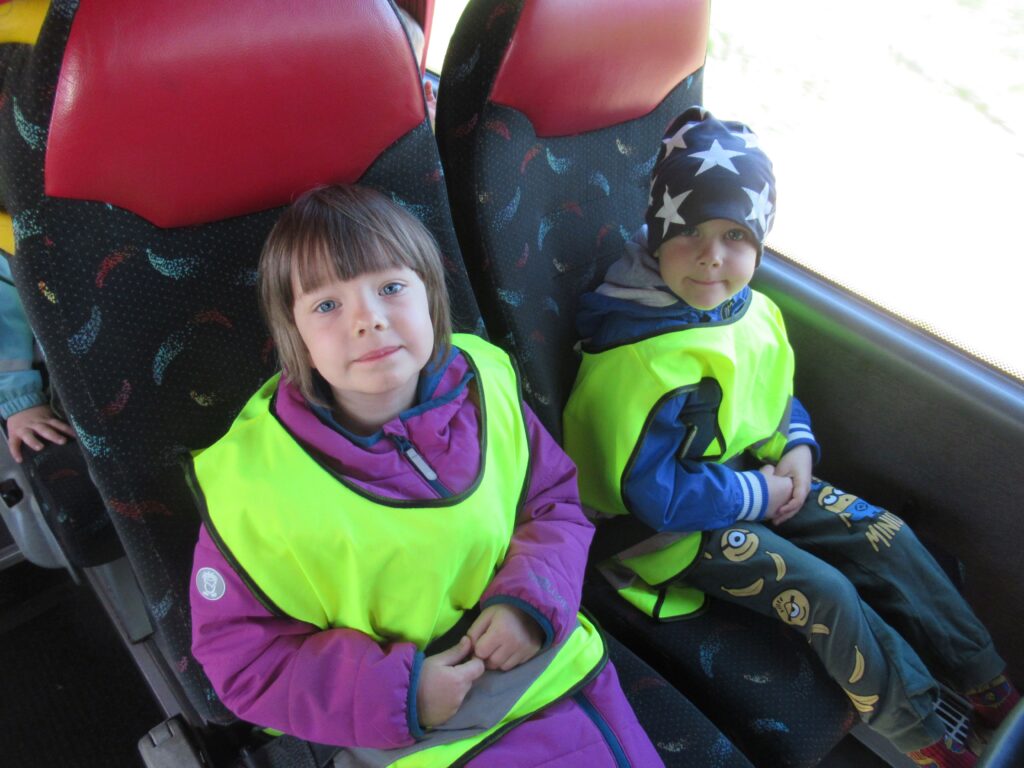 dzieci w autobusie