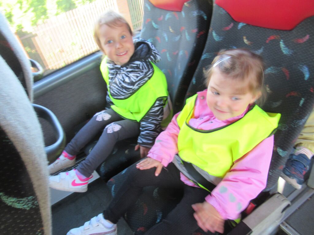 dzieci w autobusie