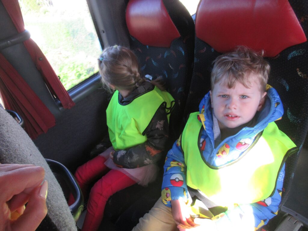 dzieci w autobusie