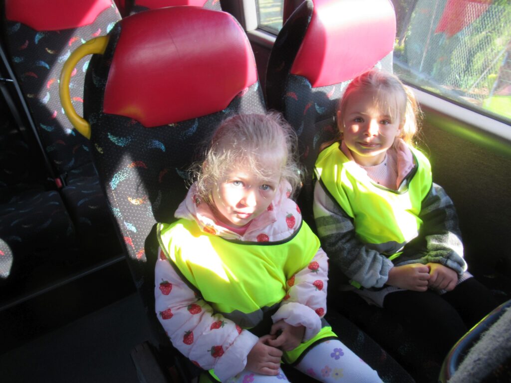 dzieci w autobusie