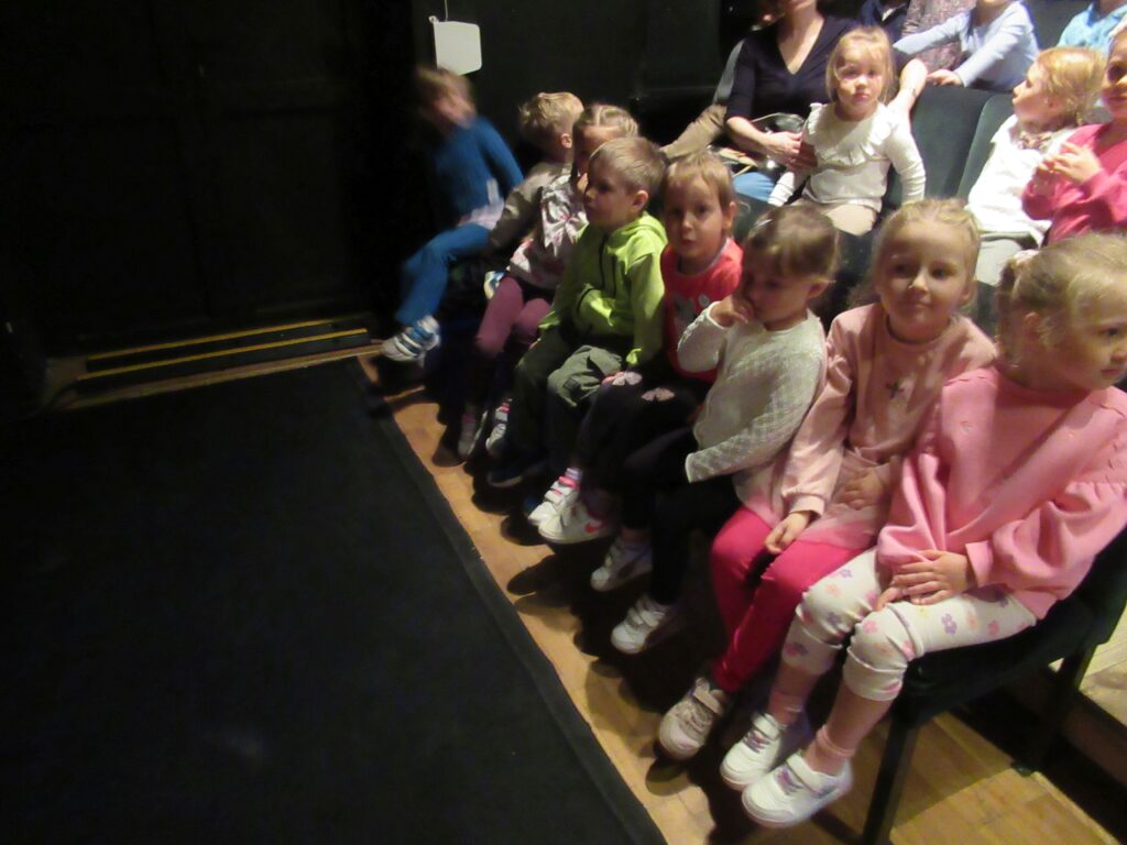 dzieci w teatrze