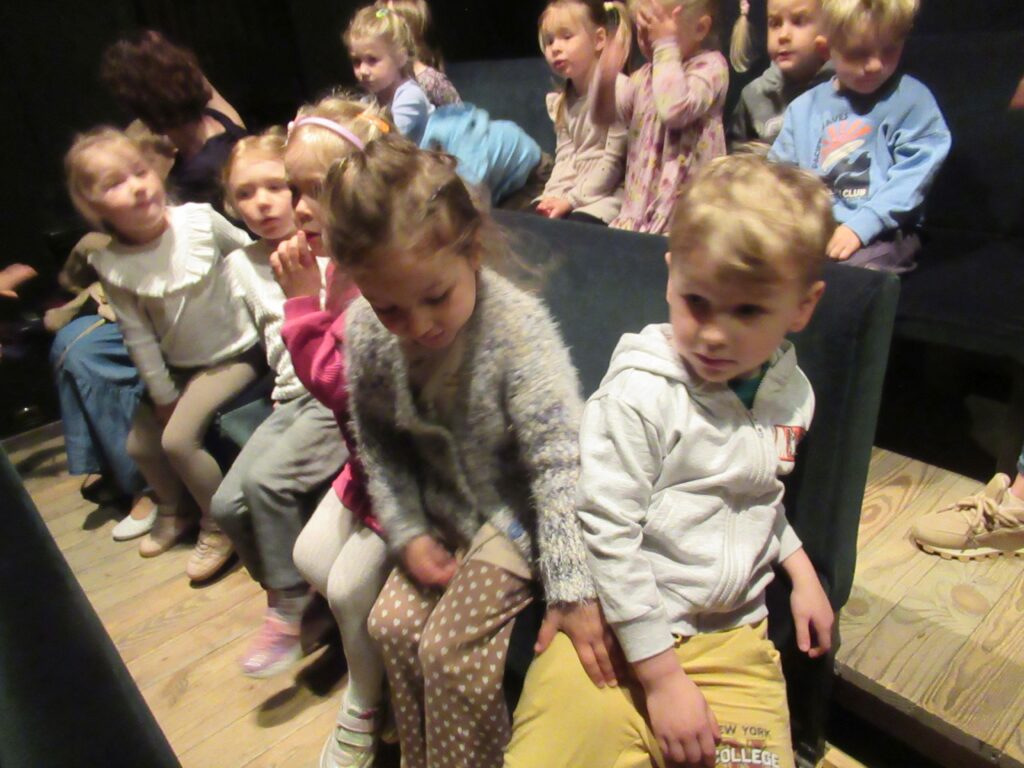 dzieci w teatrze