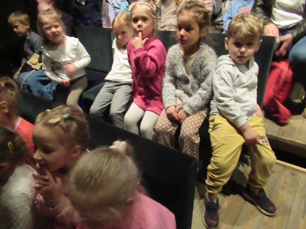 dzieci w teatrze