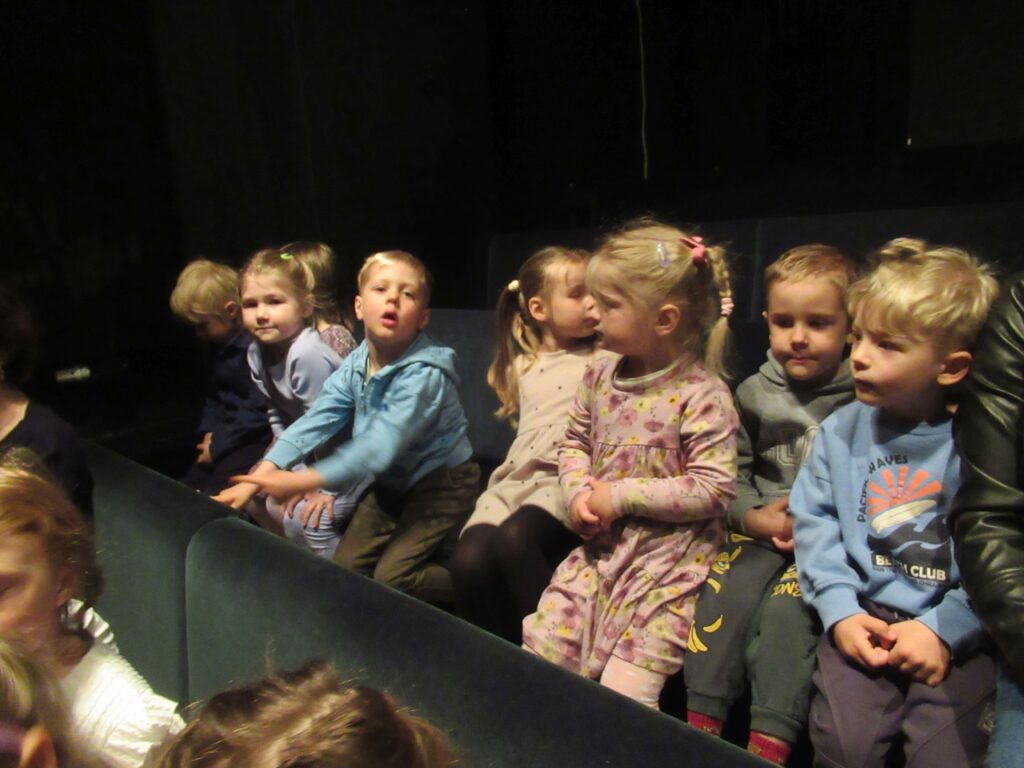 dzieci w teatrze