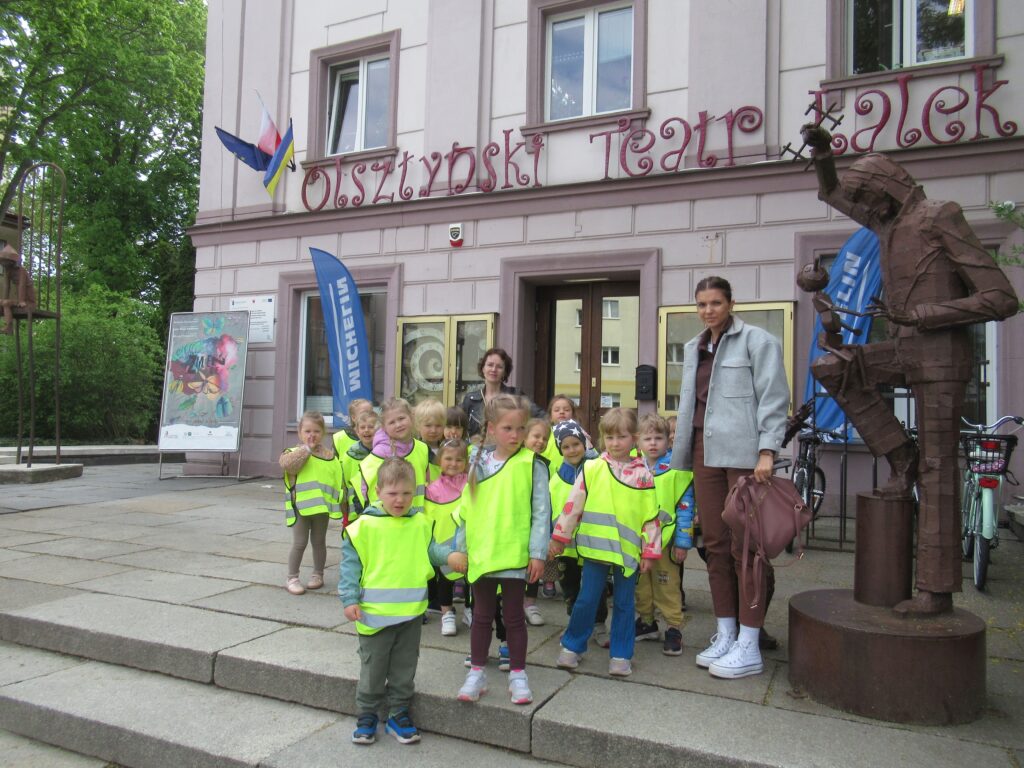 dzieci przed teatrem lalek z paniami