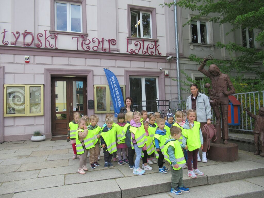 dzieci przed teatrem lalek z paniami